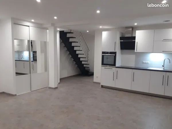 Appartement 3 pièces 63m2 . 900 Euros