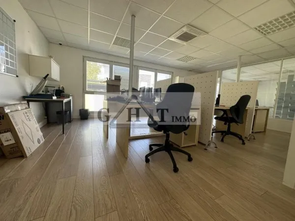 Bureaux avec stockage d'environ 160m2