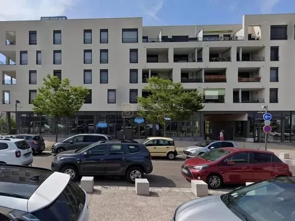 À Louer : Local commercial spacieux avec terrasse à Sathonay-Camp (69)