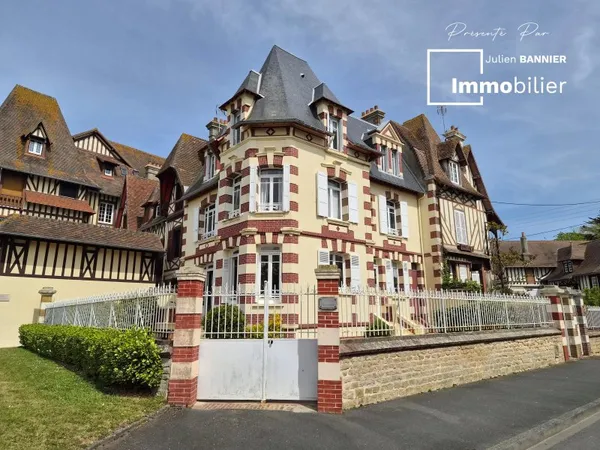 CABOURG PLACE DU GRAND HÔTEL – APPARTEMENT LUMINEUX AU DERNIER ÉTAGE AVEC STATIONNEMENT, À DEUX PAS 
