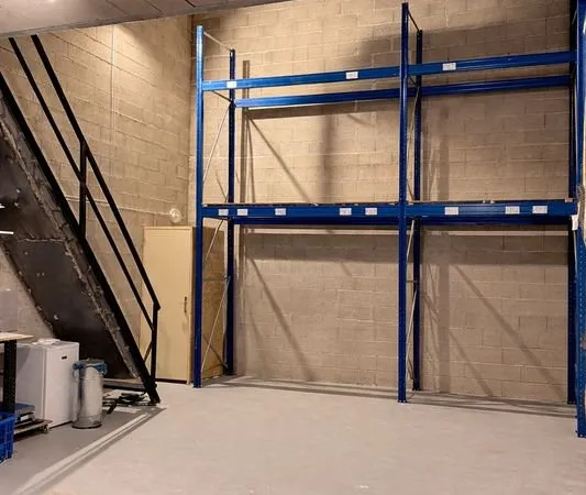 Local clé en main 115m² Lunel - racks + mezzanine - accès utilitaire idéal artisan / stockage/ e-com