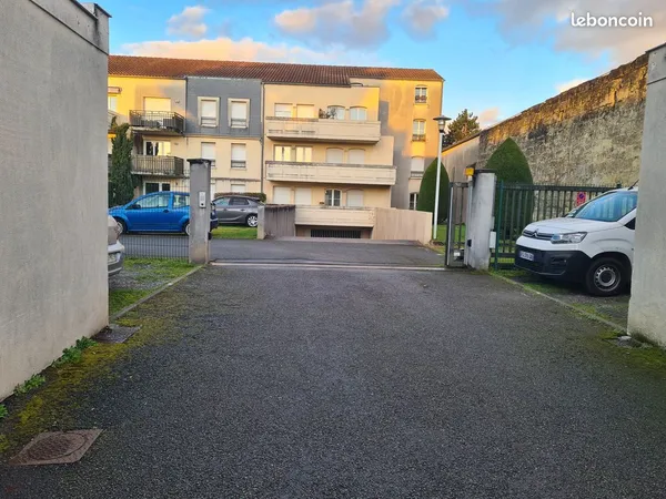 Place de parking extérieur sécurisée