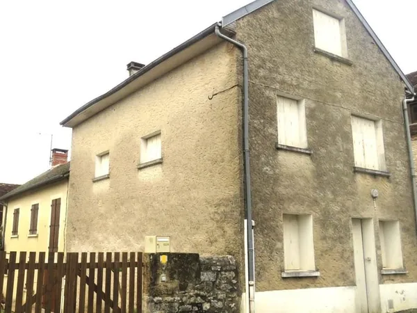 Maison (en pierres) avec une cour privative et une grange (e