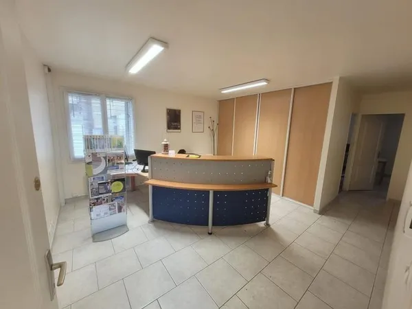 BUREAUX EN PARFAIT ÉTAT - EMPLACEMENT STRATÉGIQUE