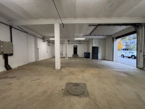 Local d'activité 200 m2 + 80 m2 de bureaux