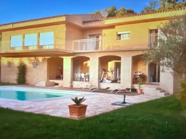 Maison à vendre 9 pièces COLLOBRIERES (83)