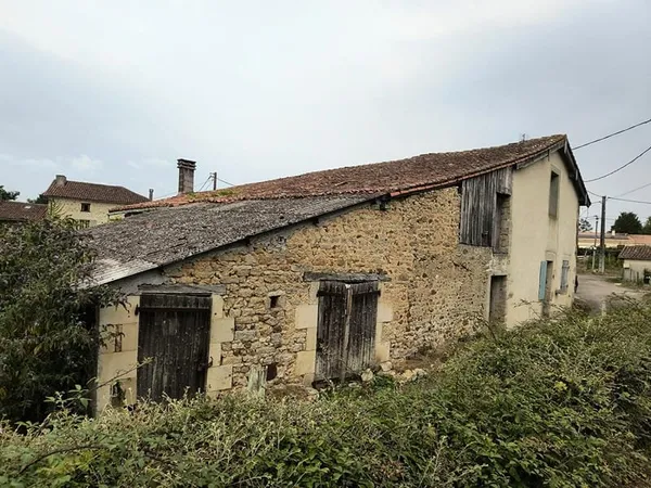 CHARENTE - Pres Confolens-Maison individuelle d'une chambre, partiellement rénovée, avec jardin et v