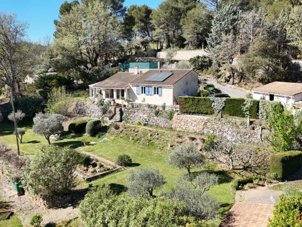 Villa avec vue dominante - L'art de vivre provençal