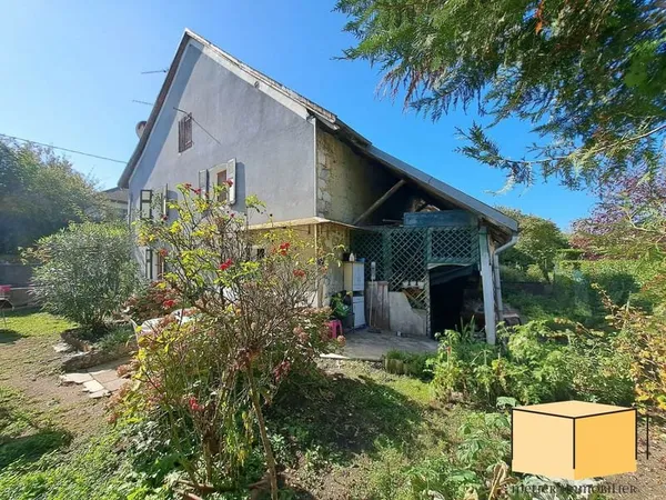 Maison de ville à Belley avec dépendances et terrain