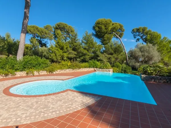 CAP D ANTIBES, DANS UN PARC EXCEPTIONNEL DE RENOMMEE INTERN