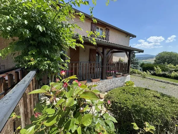 Maison familiale avec grand terrain arboré, garage double et