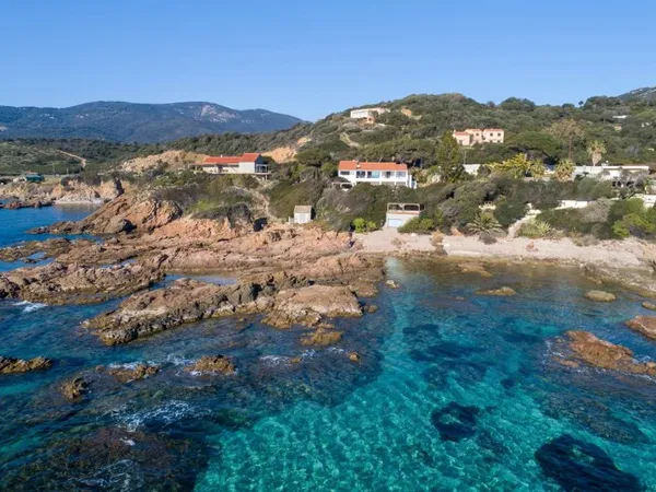 Sagone, Villa pieds dans l'eau, 6 chambres, vue mer panoramique, accès plage à pied