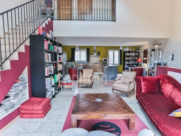 Maison de village avec atelier et terrasse - un projet à façonner au coeur de Collias