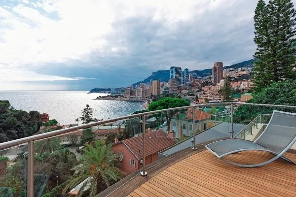 À QUELQUES MÈTRES DE MONACO VILLA D'EXCEPTION