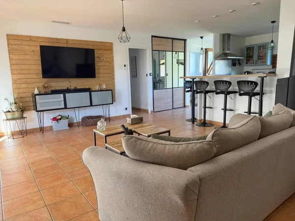 Maison de 136 m² avec jardin et piscine à Orgueil