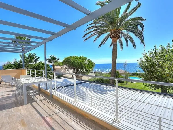 VILLA PIEDS DANS L'EAU 7 PIECES AVEC PISCINE VUE GOLFE DE SAINT TROPEZ, AUX ISSAMBRES