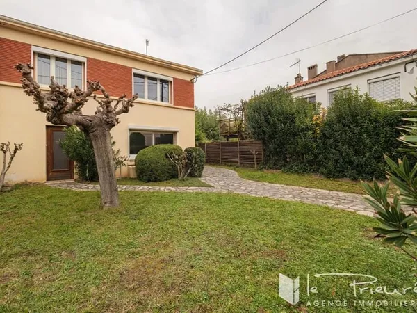 Maison à fort potentiel avec double accès, jardin et luminosité