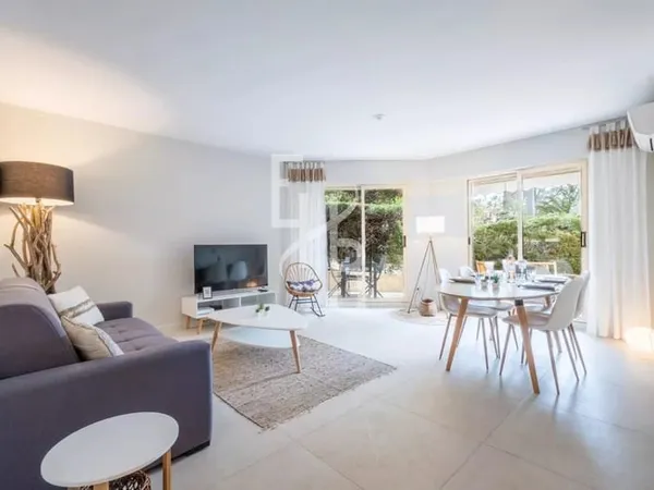 3 pièces en rez-de-jardin avec piscine et garage à 5 minutes du centre-ville de Cannes