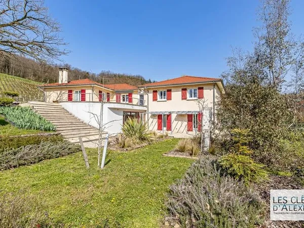 Maison de caractère avec grand terrain de 4 600 m² et nombreuses prestations