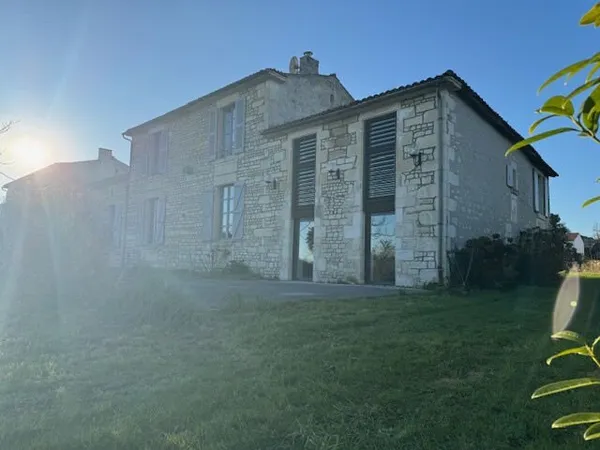 Charmante maison posée sur sa colline