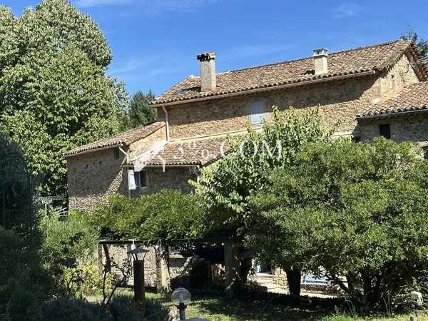 Mas de caractère en pierre avec piscine.