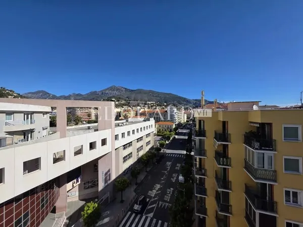 Spacieux deux pièces à vendre en avant dernier étage avec grand balcon, cave et possibilité garage