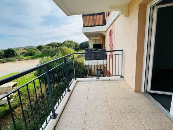 Studio 28 m2 avec balcon , parking et cave -BORMES LES MIMO
