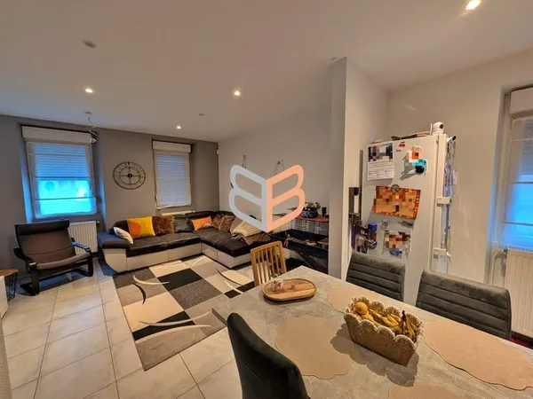 Maison jumelée rénovée proche de la frontière
