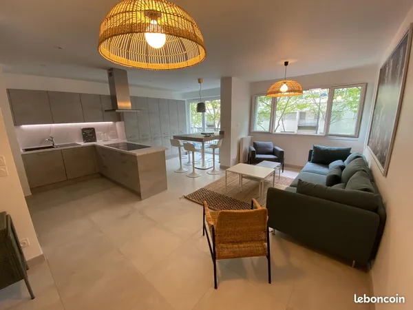 Grande chambre 15 m² avec SDB privative - Colocation rénovée proche Charpennes / La Doua