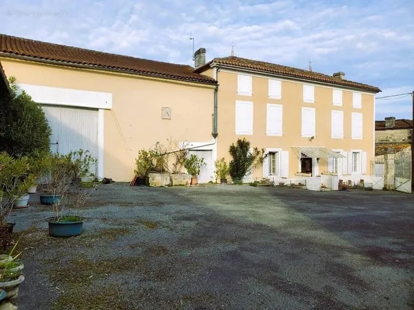 Maison charentaise avec grandes dépendances