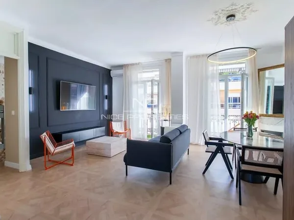 Nice République proche Garibaldi, superbe 3 pièces rénové en dernier étage avec balcon