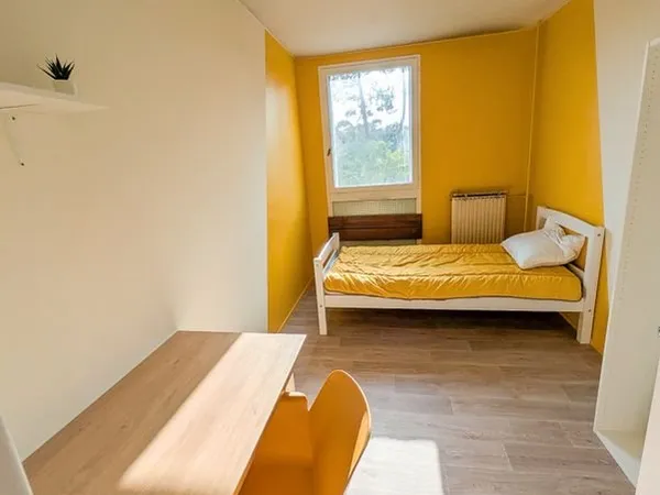 Chambre meublée dans appartement refait à neuf. Lit, bureau, penderie-- Talence Stade Nautique - Bus