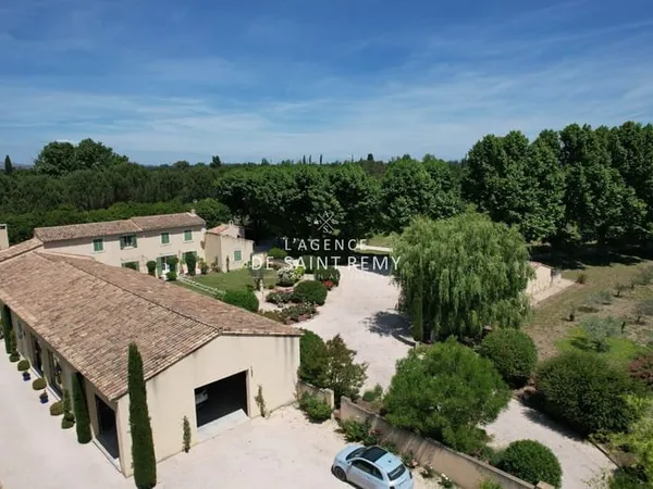 Maison et dépendances à vendre sur Saint Rémy de Provence.
