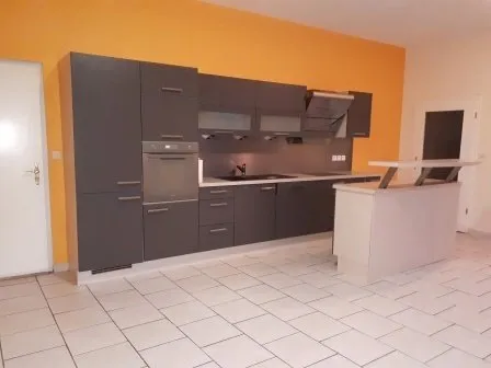 MONT-SAINT-MARTIN : APPARTEMENT F3 AVEC JOLIE CUISINE EQUIPEE