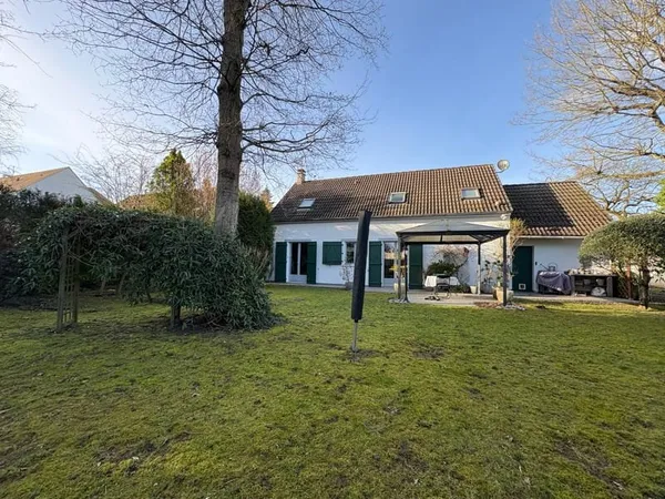 Maison familiale avec beau jardin arboré