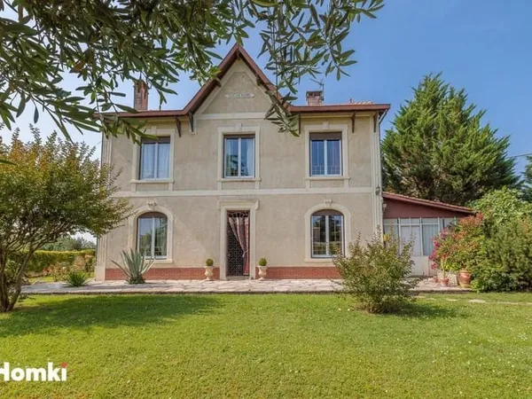 Maison/Villa T8 de 200m2 à Les peintures 33230, Le bourg