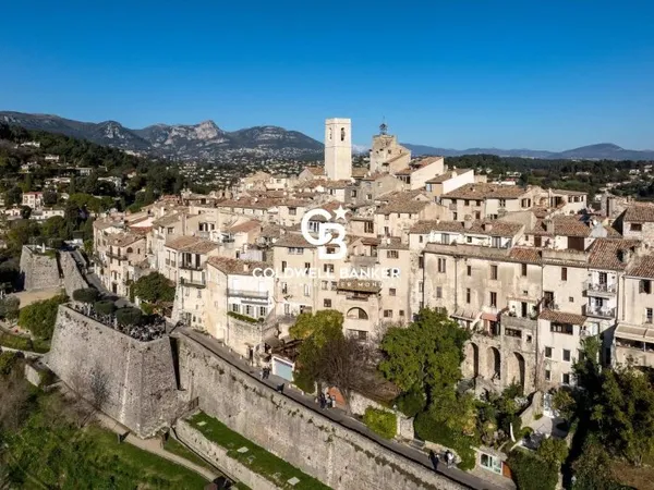 DANS UNE MAISON DE VILLAGE - APPARTEMENT TRIPLEX AU DERNIER ÉTAGE AVEC TERRASSE ET VUE PANORAMIQUE