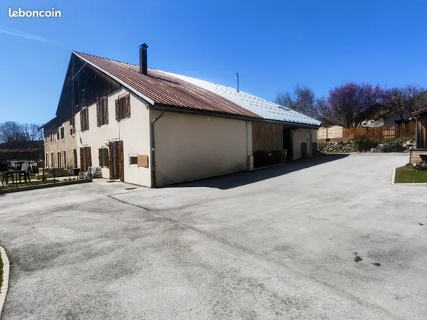 Ferme comtoise mitoyenne