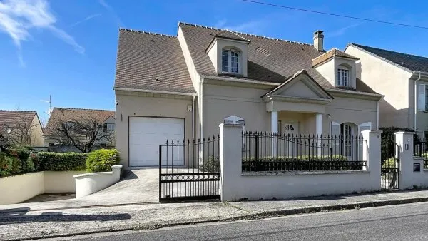 Maison familiale récente, 5 chambres avec sous-sol et garage