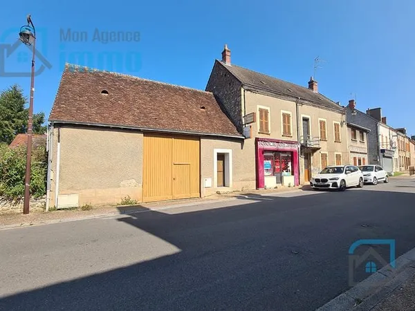 Massay - Ensemble immobilier avec local commercial, appartement, dépendances et garages