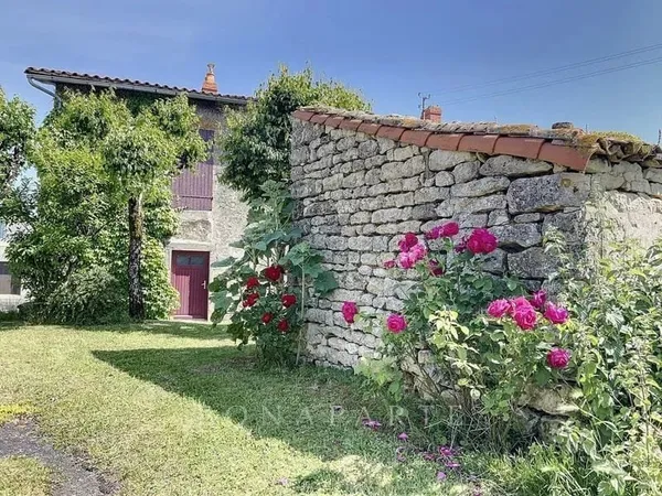 Exclusivité : Maison de campagne pleine de charme avec dépendances Idéal jeune couple ou famille À p