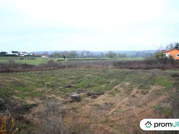 Terrain constructible de 3 000 m2 à Digoin