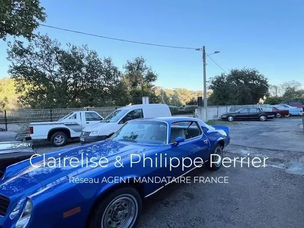 GARAGE, ATELIER, BOUTIQUE vente de pièces détachéesspécialisé principalement dans les véhicules amér