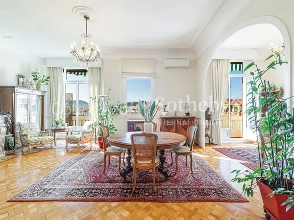 Appartement bourgeois dernier étage avec 5 chambres et garage à