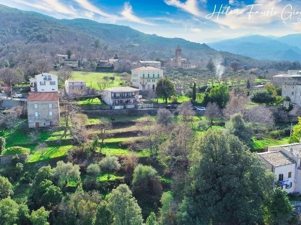 TERRAIN CONSTRUCTIBLE 1984 m2 à RAPALE