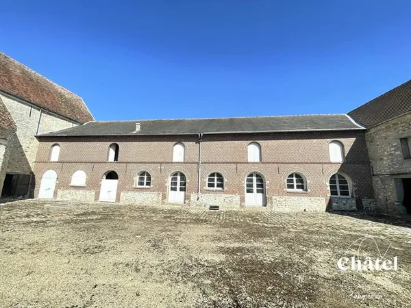 Proche Nanteuil le Haudouin - Grange pour stockage