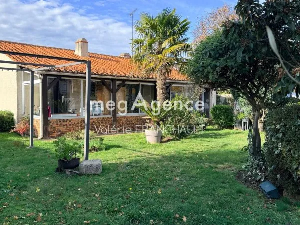 Charmante maison de plain-pied au calme, non mitoyenne, avec garage et cabanon de jardin.