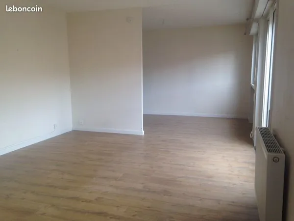 À loyer à Aix CV, beau T1bis, 40m2, 845 (chauffage et eau chaude compris)
