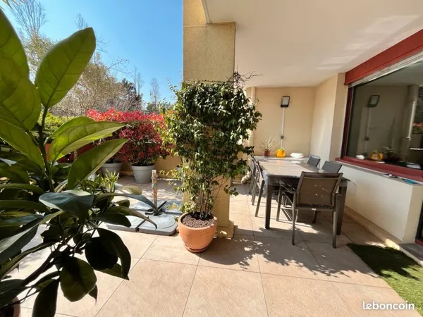 CALUIRE-ET-CUIRE - LIMITE CROIX-ROUSSE T3 - 68 m² - Terrasse 45 m² sans vis-à-vis - Garage - Ascense