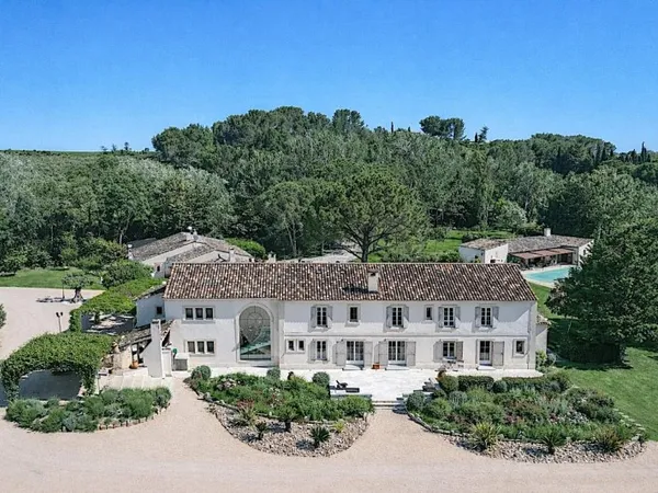 SUPERBE PROPRIÉTÉ D'EXCEPTION AU COEUR DES ALPILLES